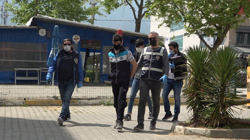 Evleri ve okul kantinlerini soyan 5 kişilik hırsızlık çetesi yakalandı 