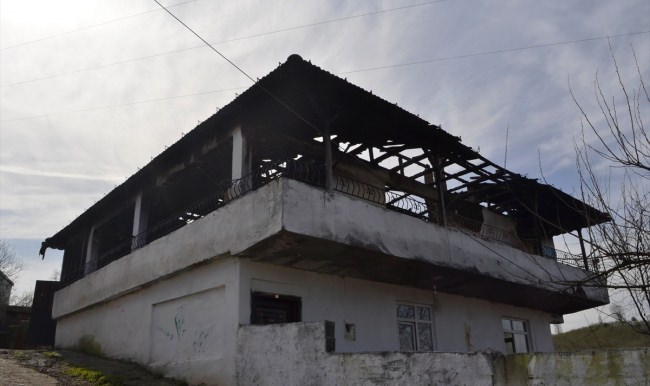 Evleri yanan 10 kişilik aile yardım bekliyor