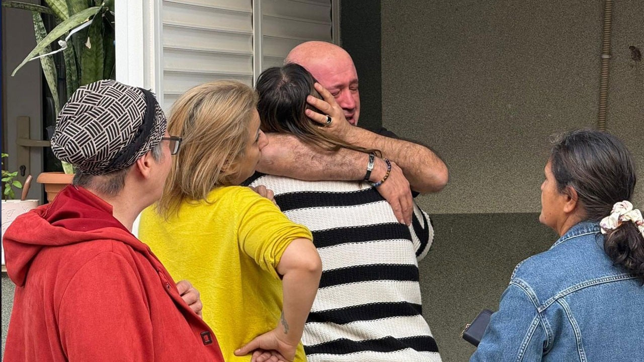 Evleri yanan baba ile kızı, birbirlerine sarılarak ağladı