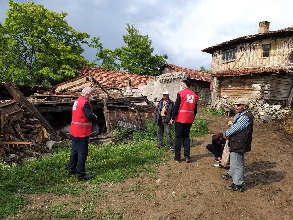 Evleri yıkılan aileye Kızılay’dan yardım 