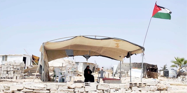 Evleri yıkılan Filistinliler İşgalci İsrail'e tepki gösterdi!