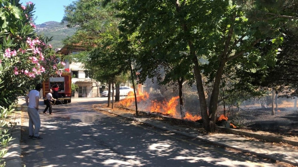 Evlerin arasındaki ot yangını korkuttu 