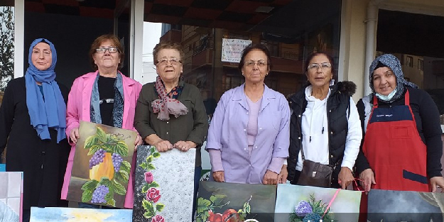 Evlerin duvarlarını kadınların yaptığı resimler süslüyor