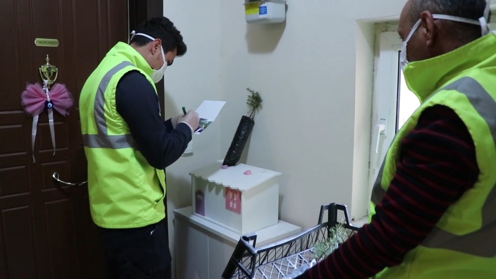 Evlerin kapısına ‘evde kalın’ notlu fidan bırakıldı 