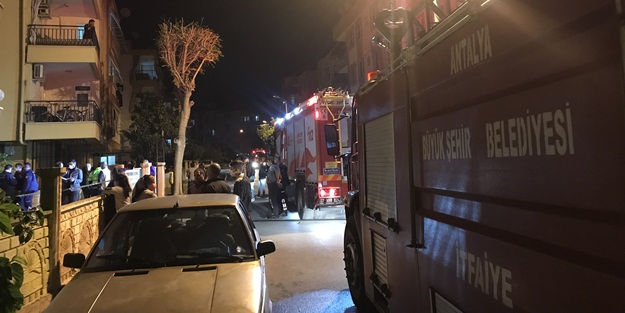 Evlerinde çıkan yangında dumandan etkilenen çift hastaneye kaldırıldı