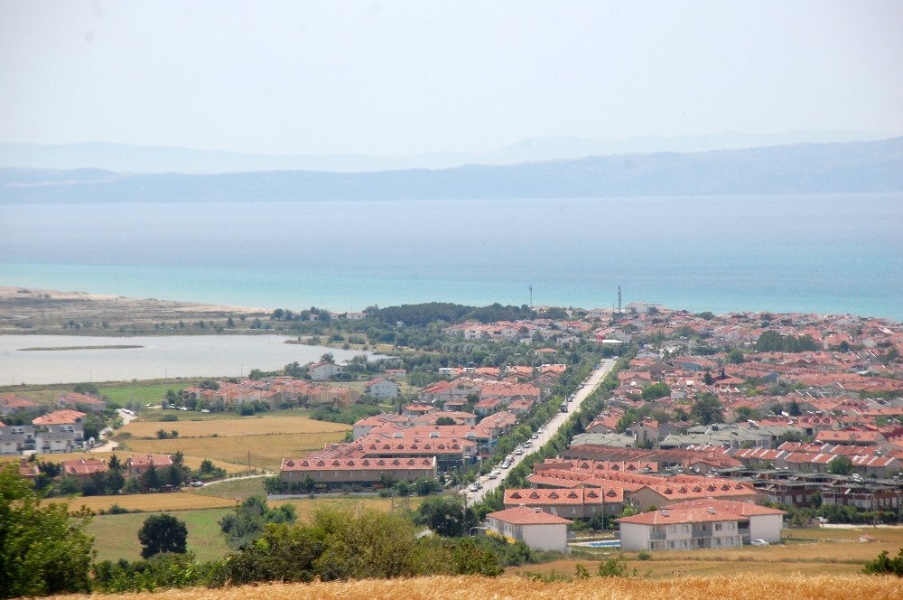 Evlerinde kalmaktan sıkılıp, Saros’a geldiler 