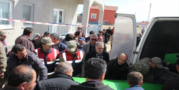Evlerinde ölü olarak bulundular