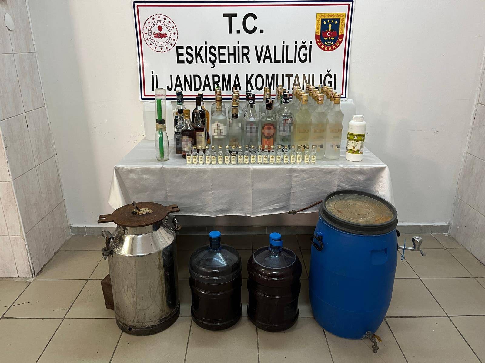 Evlerinde zehir üretimi yapan zanlılar paketlendi