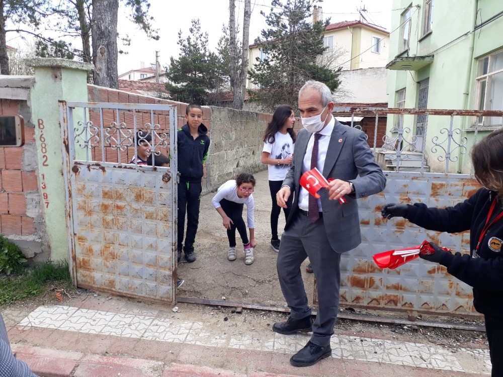 Evlerinden çıkamayan 23 Nisan çocuklarına Başkan Altıkulaç’tan sürpriz 