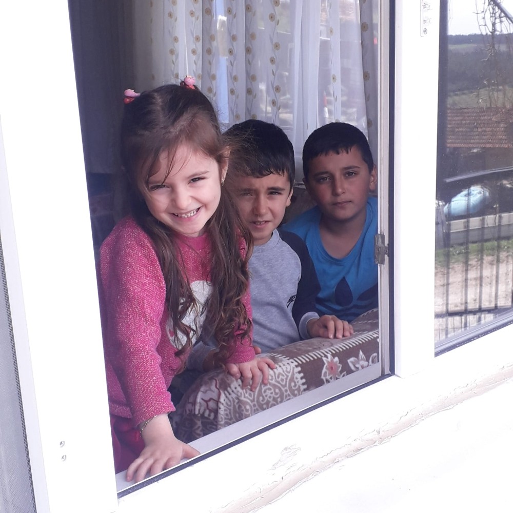 Evlerinden çıkmayan minik kardeşlerden anlamlı mesaj 