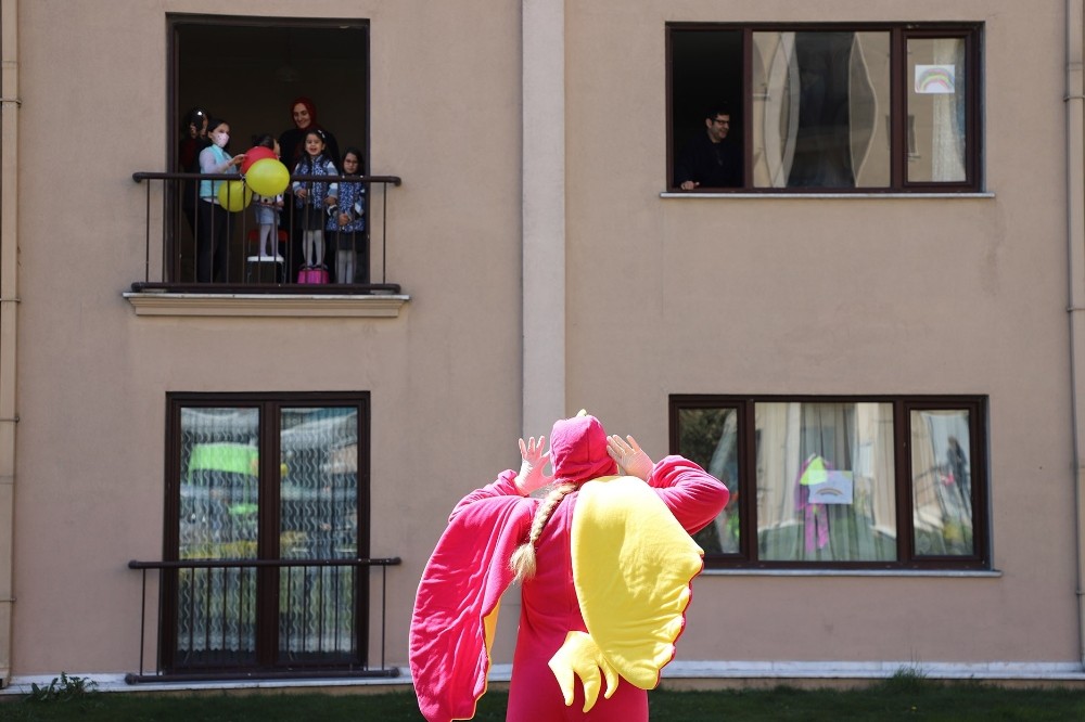 Evlerinden çıkmayan minikler sokakta tiyatro gösterisiyle moral buldular 