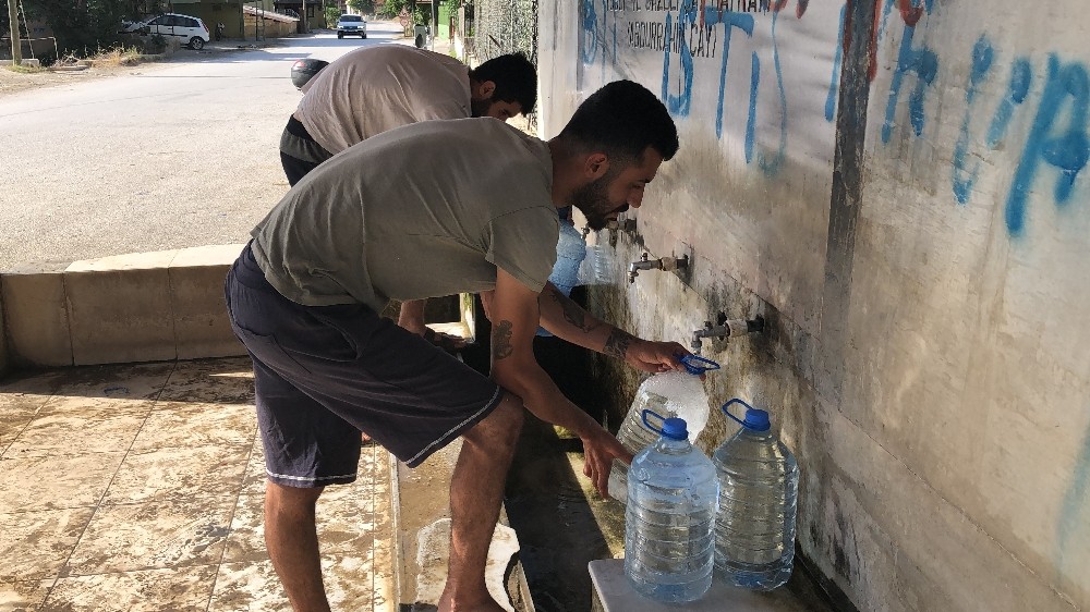 Evlerine bidon bidon su taşıyorlar 
