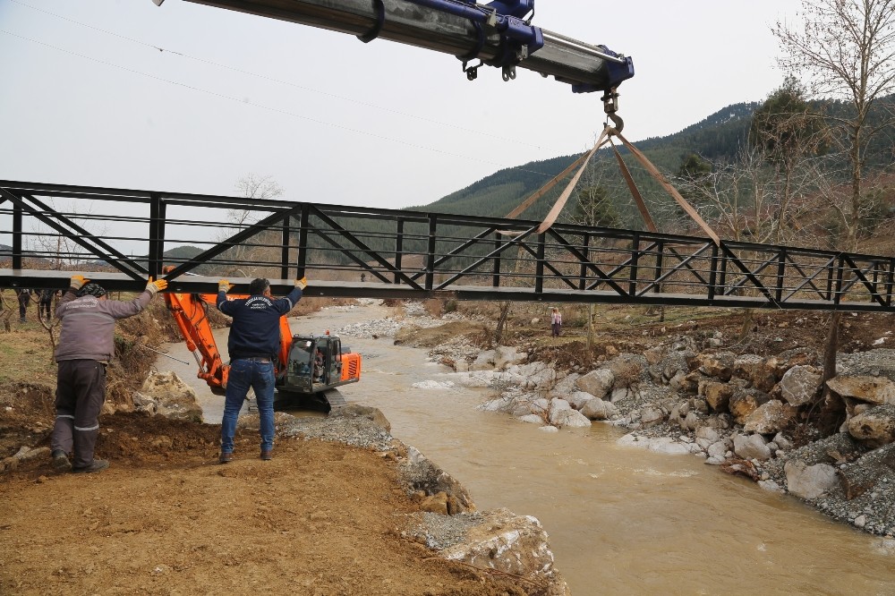 Evlerine giden tek yol olan köprü yıkıldı, Başkan Yılmaz yenisini yaptı 