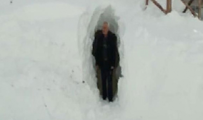 Evlerine, kar içine açtıkları tünelden giriyorlar