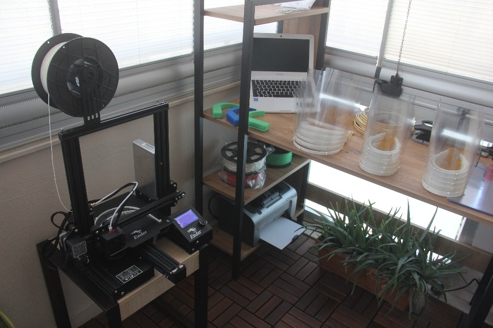 Evlerini atölyeye çeviren öğretmenler, entübe hastalara laringoskop bile üretiyor 