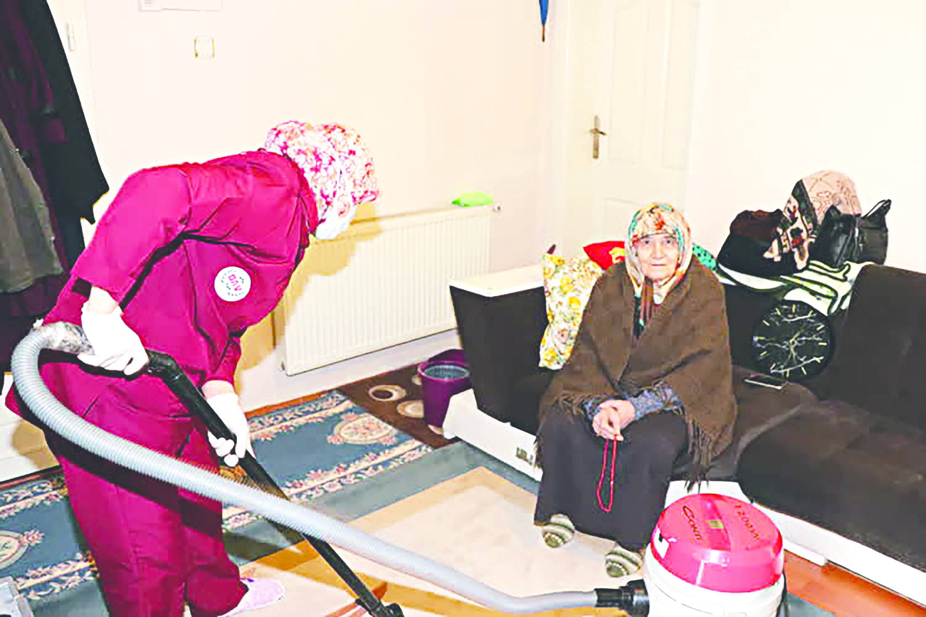 Evlerini temizledikleri yaşlılara moral verip hayır dualarını alıyorlar