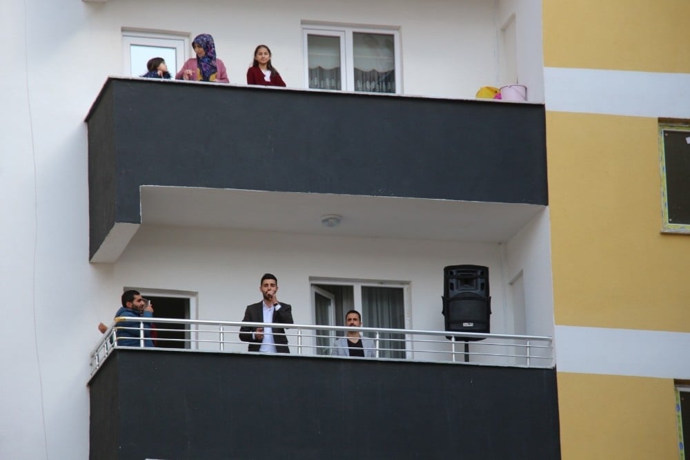 Evlerinin balkonundan site sakinlerine konser verdiler 