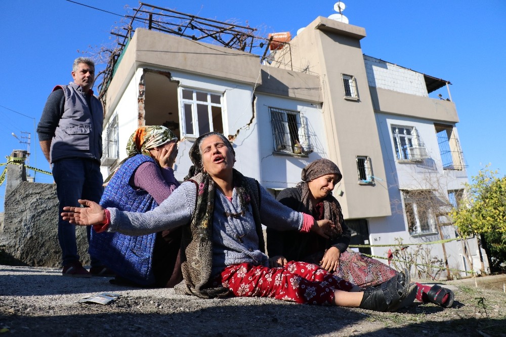 Evlerinin çöküşünü oturup izlediler 