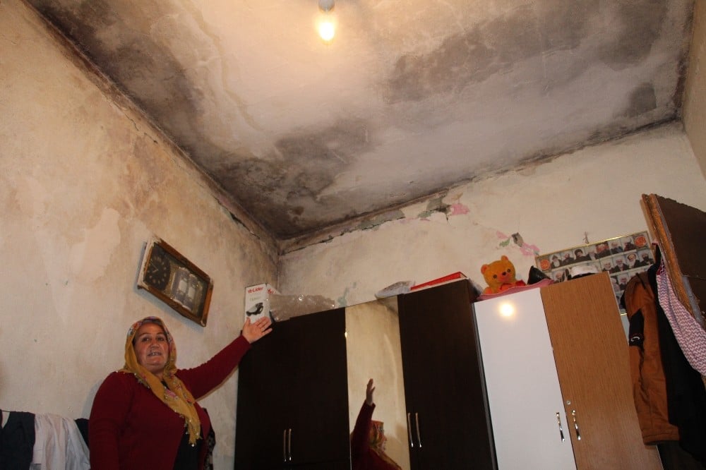 Evlerinin tavanı üzerlerine düşecek korkusuyla yaşıyorlar 