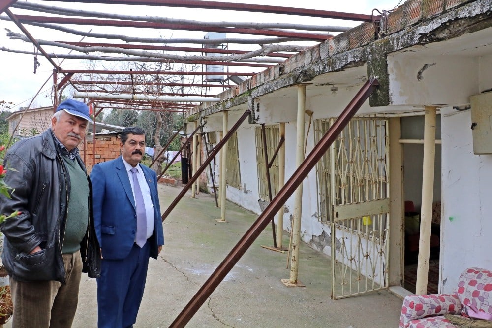Evlerinin yıkılmaması için demir profillerle önlem almaya çalışıyorlar 