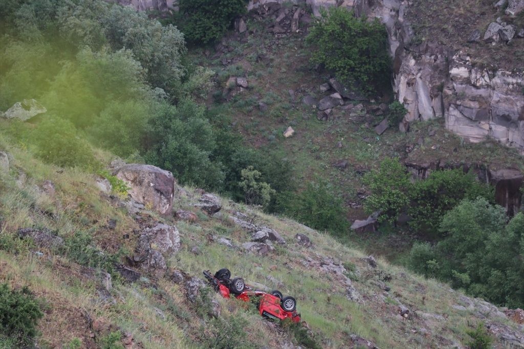 Evlilik yıldönümünü kutlayan çiftin araçları uçurumdan yuvarlandı