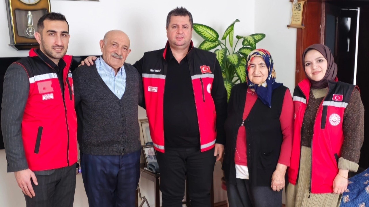 Evlilikte 65 yıl! Özcan ailesine anlamlı ziyaret