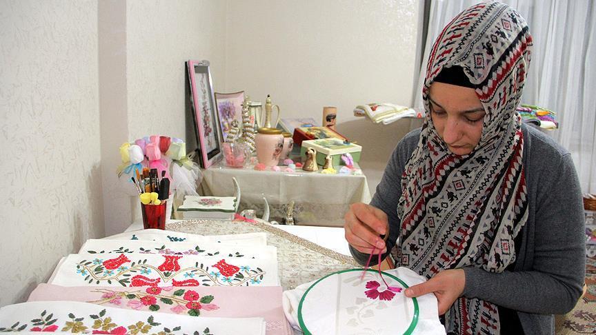 Evsel atıkları süs eşyasına dönüştürüyor