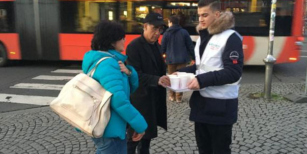 Evsiz ve yardıma muhtaçlara yönelik ‘farkındalık’ için çorba dağıttılar