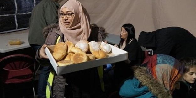 Evsizler için Noel mutfağı kurdular