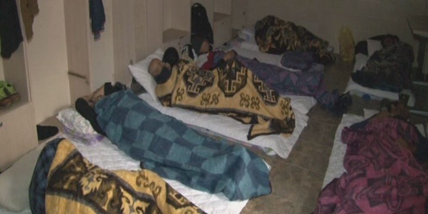 Evsizler otobüs duraklarında sabahlıyor