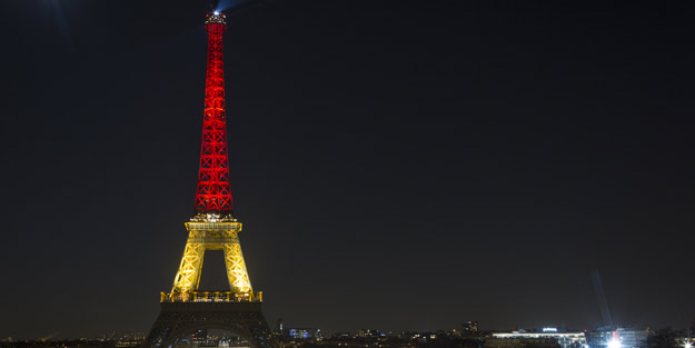 Eyfel Kulesi Belçika renklerine büründü