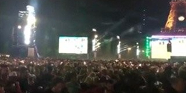 Eyfel Kulesi'nin önünde bomba paniği