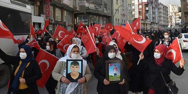 Eylem yapan annelere taşlı saldırı! HDP'li o alçak tutuklandı