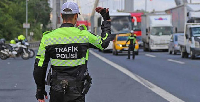 Eylem yapan işçiler yolu kapattı