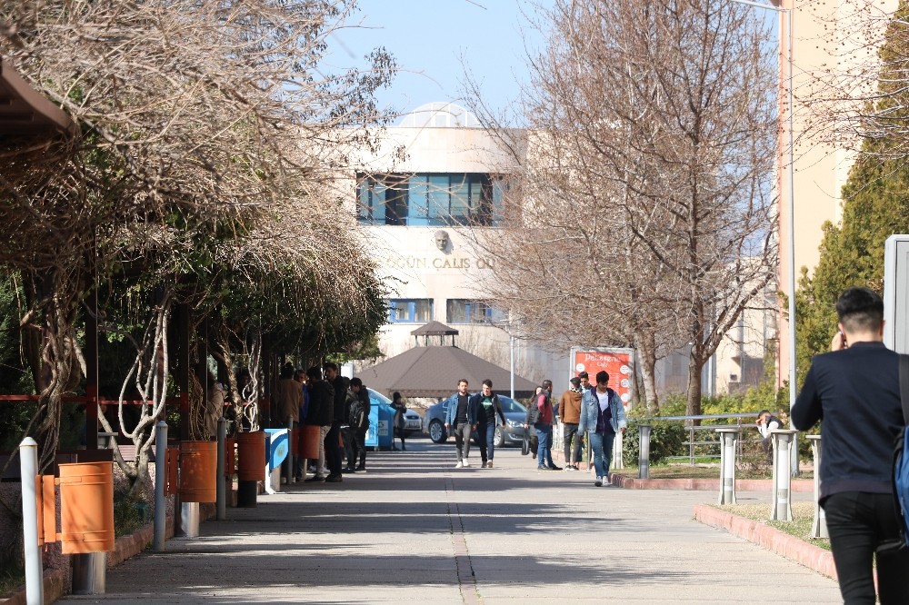 Eylem yapan üniversiteliler hasarlı binalardan kurtuldu 