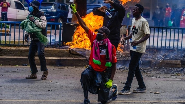 Eylemciler parlamentoyu bastı! Kenya'da vergi artışı protestosu kanlı bitti