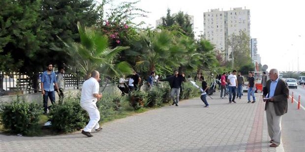 Eylemcilere kılıçla saldırdı!