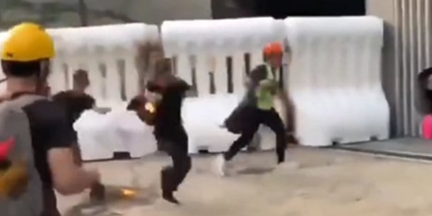 Eylemcilerin yeni hedefi hükümet binaları! Molotof atarken kendini yaktı