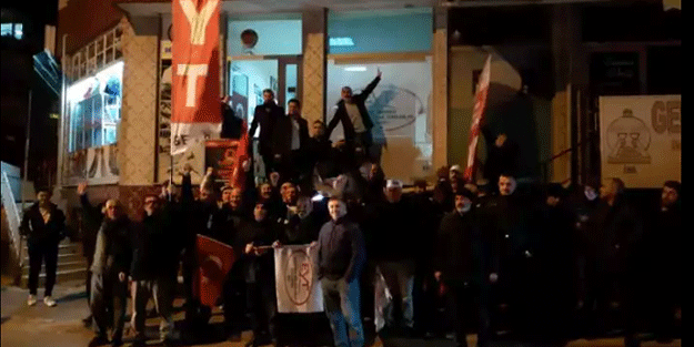 EYT’liler karar sonrası sokakta halay çektiler Erdoğan’dan Allah razı olsun