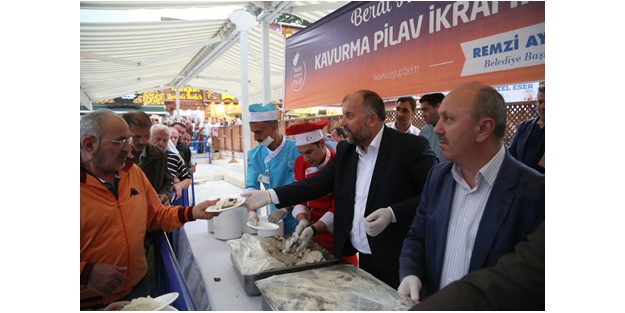 Eyüp Sultan Berat Kandili için gelen vatandaşlarla doldu taştı