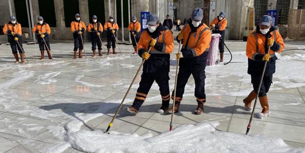 Eyüp Sultan Camii ve Meydanı gül suyu ile yıkandı