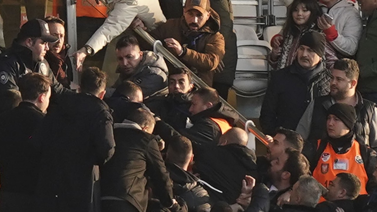 Eyüpspor-Konyaspor maçı sonrası saha karıştı