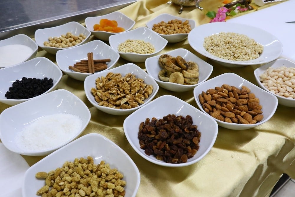 Eyüpsultan Belediyesinden 14 bin kişiye aşure ikramı 