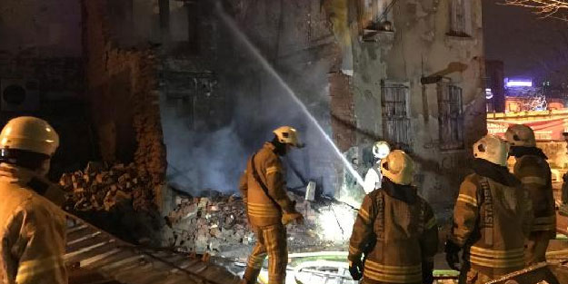 Eyüpsultan'da çatı yanarken arkadaki binada çökme oldu