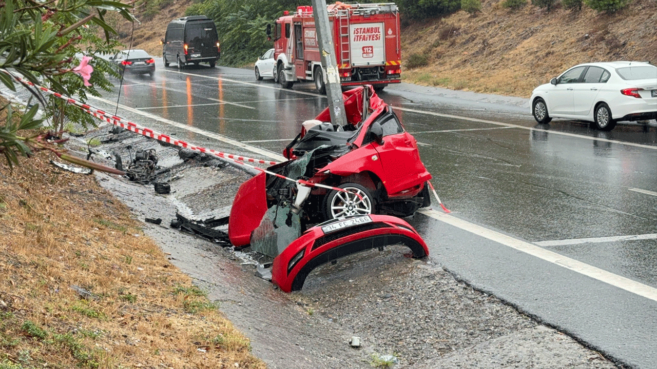 Eyüpsultan’da dehşet kaza! Direğe çarpan otomobil kağıt gibi katlandı