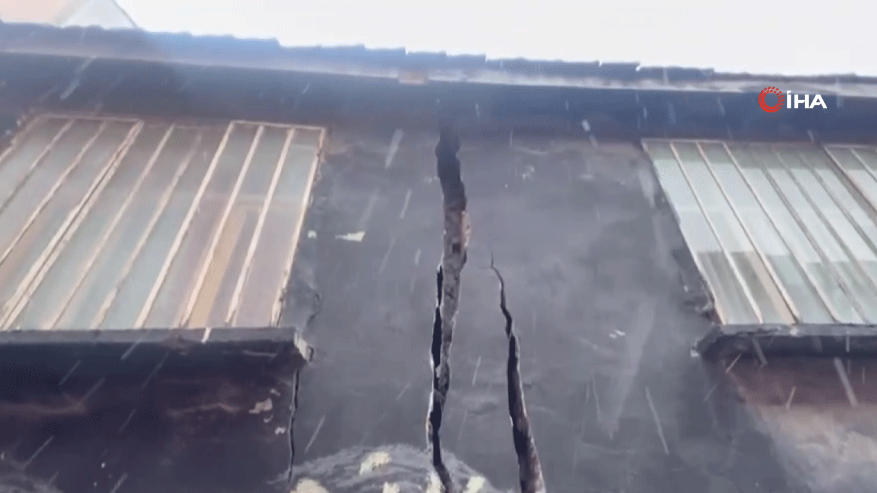 Eyüpsultan'da dinamit patlattılar: Sokak ve evlerde derin çatlaklar oluştu!