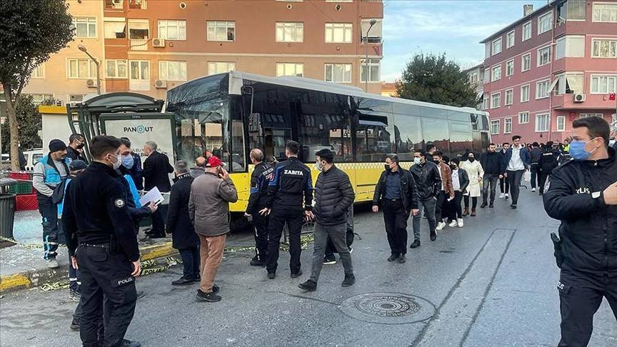 Eyüpsultan'da İETT otobüsü durağa çarptı