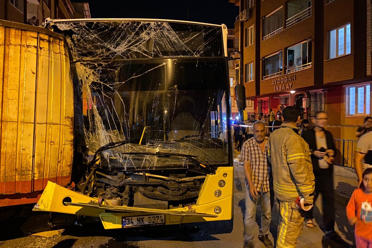 Eyüpsultan’da İETT otobüsü park halindeki 17 araca çarptı