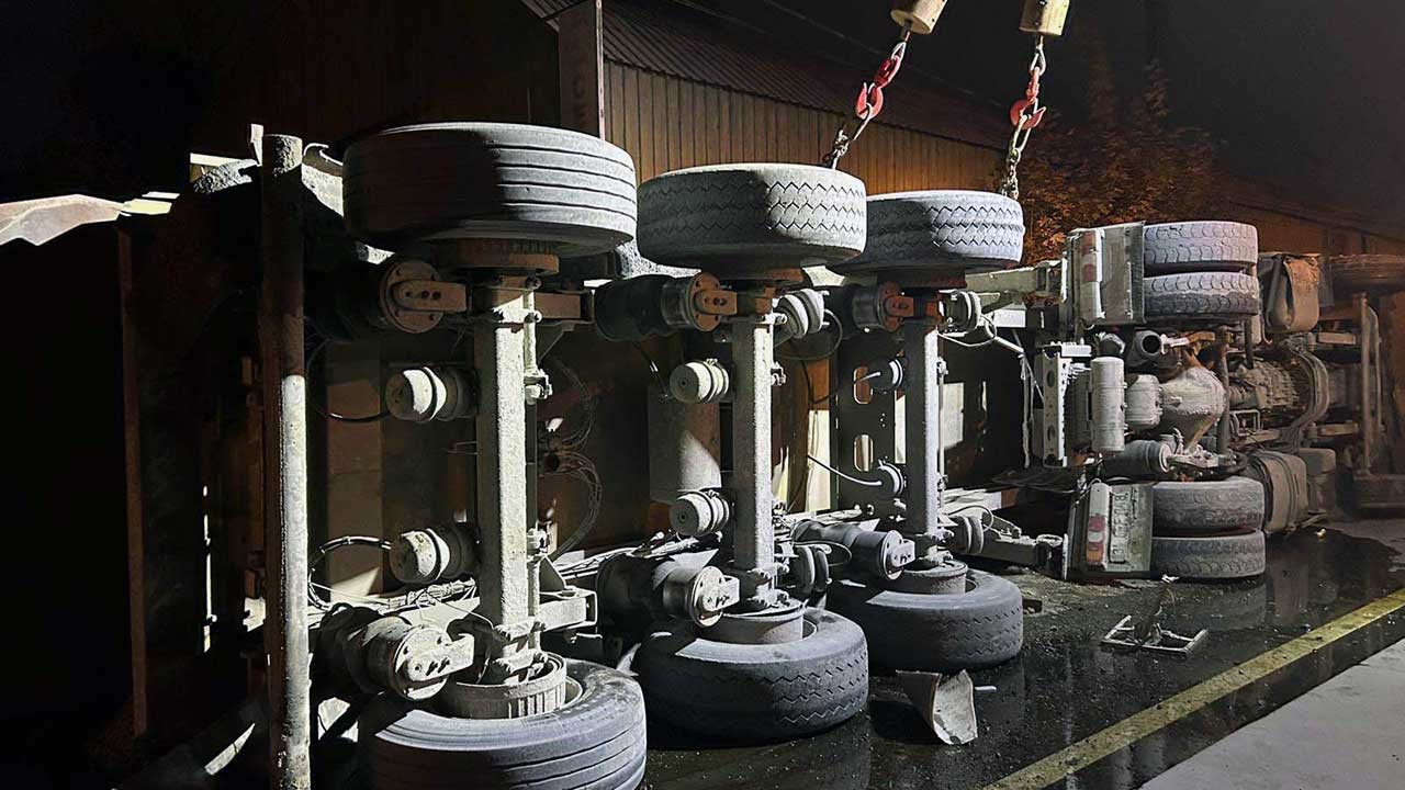 Eyüpsultan'da kamyonu devrildi! 1 kişi yaralandı