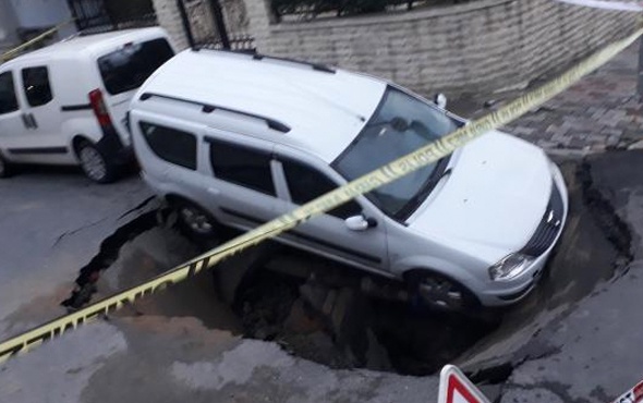 Eyüpsultan'da korkutan anlar! Yol yarıldı içine düştü